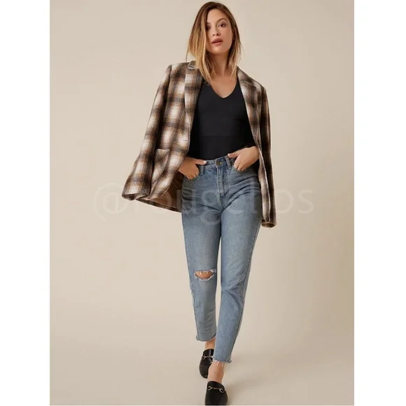 Black V-Neck Slim Fit Bodysuit Half Sleeve - Picture 4 of 7